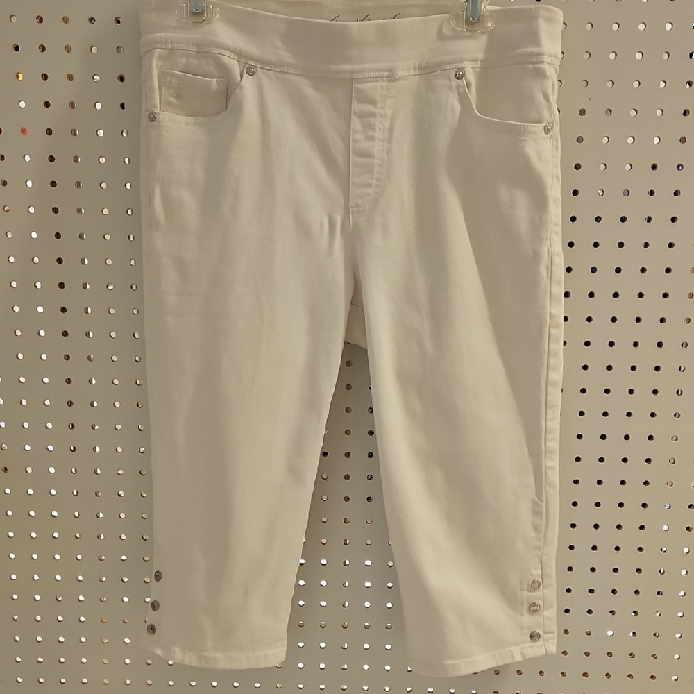 Vintage Gloria Vanderbuilt Pull On White Capri. Size 8